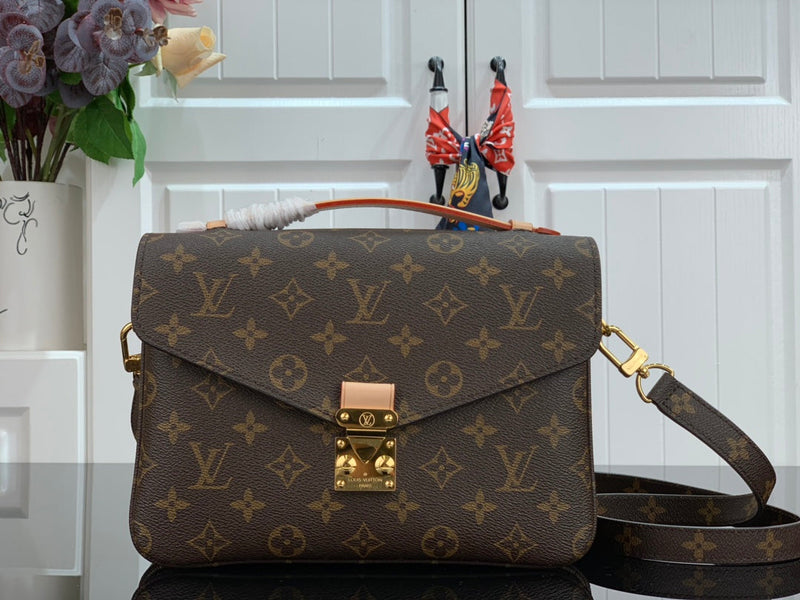 Pochette Métis East West Monogram Canvas Brown