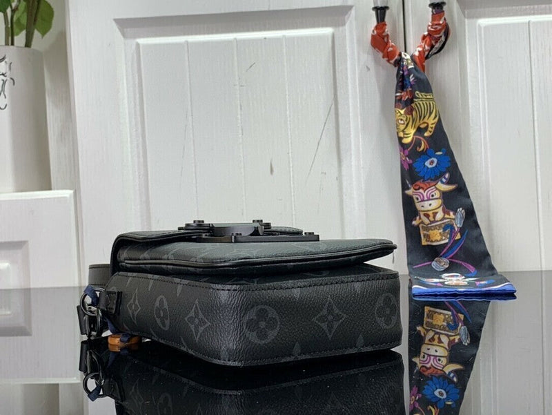 S-lock Vertical Wearable Wallet