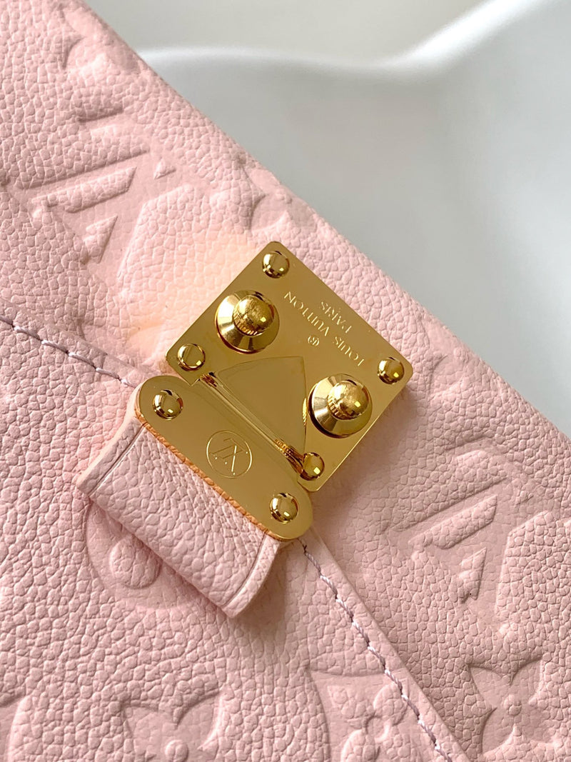 Pochette Métis East West Monogram Empreinte Pink Opale