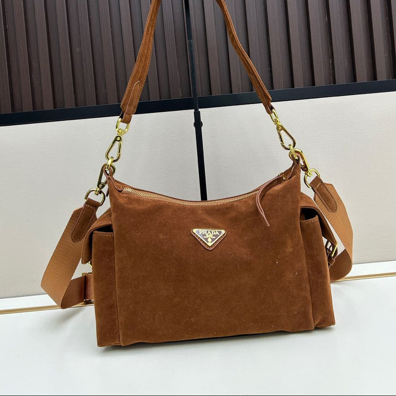 Bolsa Prada Explore em camurça