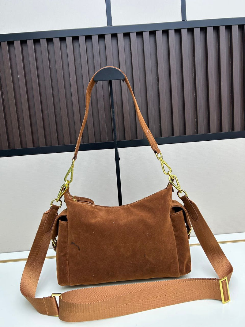 Bolsa Prada Explore em camurça