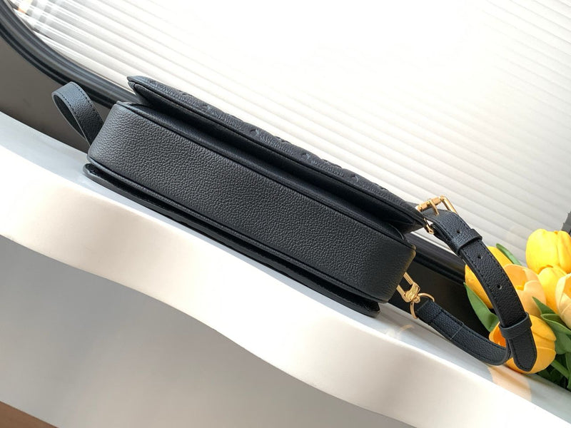 Lv Pochette Metis Black