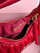 BOLSA Miu Miu Wander Matelasse Satin Mini Hobo Bag Red